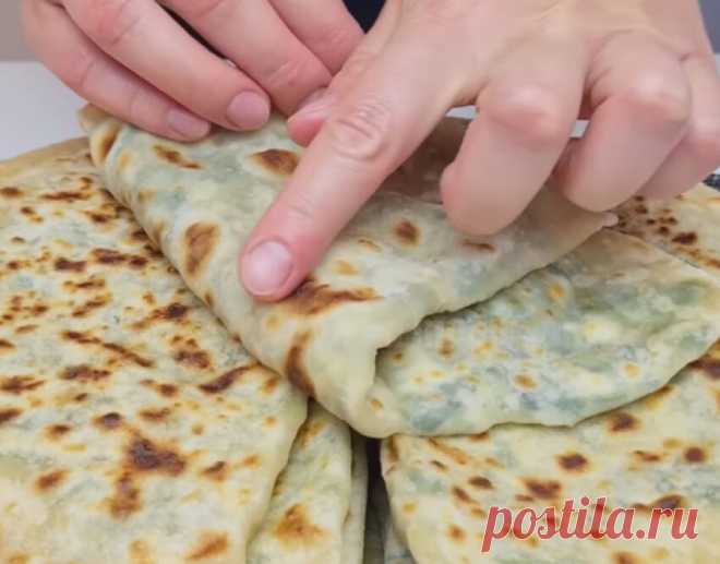 Приготовим те самые турецкие лепешки гезлеме (дают в отелях): в начинку творог и сыр — слюнки текут
