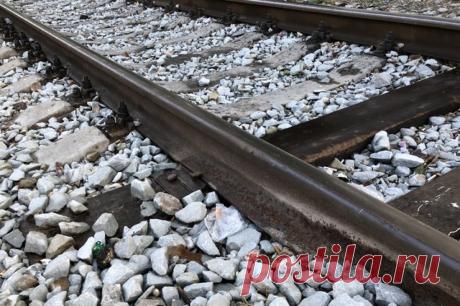 Под Нижним Тагилом устраняют последствия инцидента на железнодорожных путях. В РЖД не исключили задержки движения поездов по данному участку.