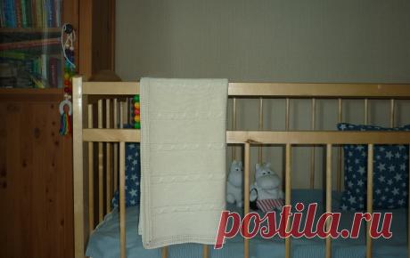 Тонкий, легкий, мягкий плед для самых маленьких. Совсем не колючий, связан из мягкой полушерстяной пряжи, готовый к использованию (стирка изделия - обязательная часть предпродажной подготовки). Подойдет для коляски, так как не занимает много места - удобно брать с собой на прогулку или в поездку. Будет хорошим подарком, оттенок подойдет и девочке и мальчику.