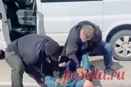 ФСБ показала задержание готовившего теракт в Крыму агента украинской разведки. ФСБ показала кадры задержания агента Главного управления разведки Министерства обороны Украины Виктория Подвального с позывным Сократ, готовившего теракты в Крыму. Во время допроса Подвальный признался, что его завербовали в июне 2022 году в Кракове. В Польшу он приехал вместе с внуками.