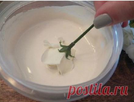 Купила искусственные цветы и развела порошок до консистенции сметаны, чтобы создать нечто восхитительное...