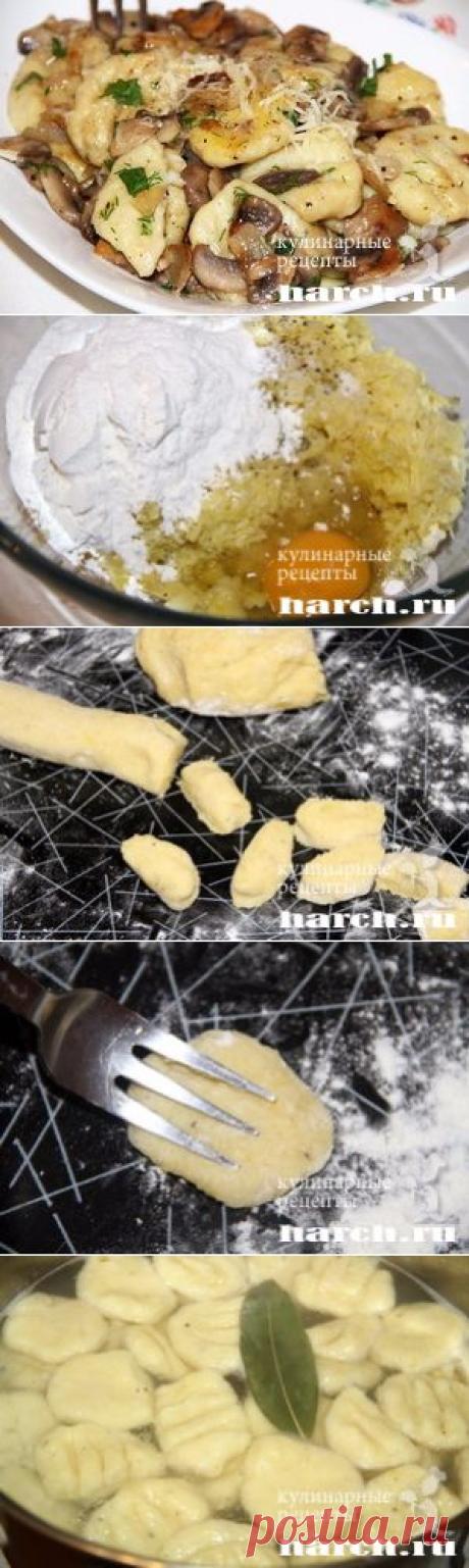 Картофельные ньокки с грибами и луком.