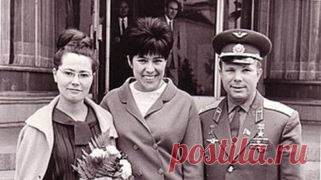 Перьевую ручку и автограф Гагарина выставили на торги за 15 тысяч евро Для вещей советского лётчика ищут нового владельца, сообщается на сайте аукционного дома Cazo. В понедельник, 25 февраля, стало известно, что перьевая ручка космонавта Юрия Гагарина и документ, написанный его рукой, выставили на торги аукционного дома Cazo во Франции. Вещи Гагарина специалисты оценили в 15-20 тысяч евро. Ручка со вставками жёлтого металла выполнена в виде ракеты, закреплённой на чёрном ...