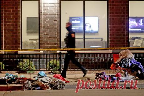 В США в результате наезда машины на участников парада погибли пять человек. В США минимум пять человек погибли и еще 40 пострадали в результате наезда на участников рождественского парада в городе Уокешо (штат Висконсин). Красный внедорожник на большой скорости въехал в толпу. По словам начальника полиции города Дэна Томпсона, в больницу были доставлены 11 взрослых и 12 детей.