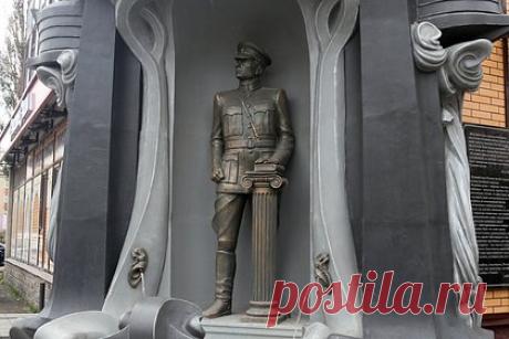 В российском городе облили краской памятник Колчаку. В Омске облили краской памятник адмиралу Колчаку. На фото видно, что статуя облита оранжевой краской, рядом виднеется надпись, похожая на слово «палач». Скульптура, посвященная адмиралу Александру Колчаку, появилась в Омске в 2012 году. Установить памятник решили владельцы одноименного ресторана.
