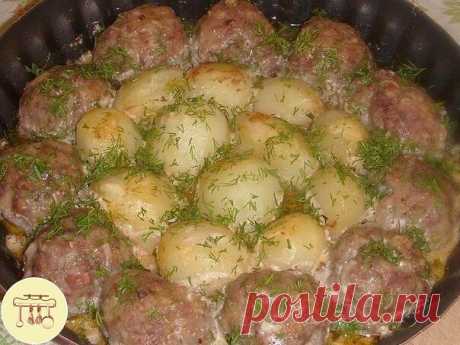 Очень вкусно:котлетки с картошкой в сметанно-томатном соусе

Ингредиенты:

Фарш-400 гр.
Лук,чеснок,
Яйцо,

Булка(замочить в хол. молоке).
Мука-2 стол.л.(для панировки).

Приготовление:

Приготовить фарш(как на котлетки),разделить,каждый шарик запанировать в муке.Уложить в смаз. форму,а середину картофель.
Запекать в разогр. духовке 15 минут,при 220*.
Для соуса смешать 2 стол.л сметаны 1 стол.л кетчупа 0.5 стакана воды,соль,перец.
Залить соусом и оставить в духовку на 20 ми...