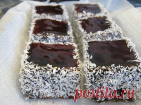 Медовый пляцок: тонкости приготовления Попробуйте испечь вкуснейший медовый пляцок. В статье я Расскажу о тонкостях его приготовления: как нарезать, обмакнуть в глазурь и оформить кокосом.