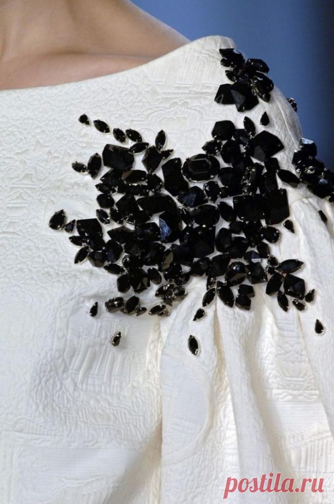 Как украсить платье черное однотонное своими руками с помощью кружева, страз и бисера, бусин, украшаем лиф и воротник