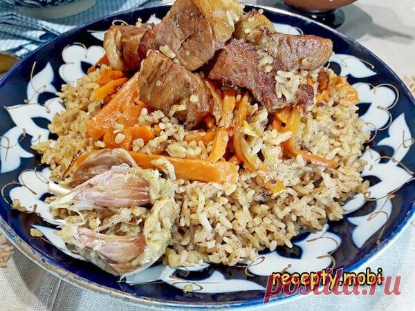 Самаркандский плов
✅ Ингредиенты:
▫️ рис – 400-450 г;
▫️ мясо (в оригинале – это баранина, но можно взять жирную свинину или телятину) – 450 г;
▫️ морковь – 400 г;
▫️ лук – 250 г;
▫️ постное масло или курдючный жир – 100 г;
▫️ чеснок – целая головка;
▫️ приправа для плова – 1 ст. ложка;
▫️ соль – 1 ст. ложка без горки;
▫️ горячая вода – примерно 250 мл.