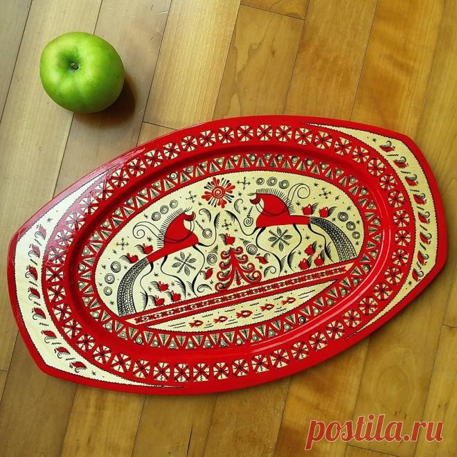 В субботу прямиком из Северодвинска на пляж острова Кодже ко мне приехал новенький поднос мезенской росписи. 
Роспись старинная. Относится к семейству северодвинских росписей.  Очень рада, что роспись не забывается и развивается (если чё, то хохлому считаю пошлой).
Все эти завитки и закорючки не просто так. Сплошные языческие символы. Например, завитки над гривами и хвостами коней - пожелание блага.