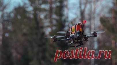 «Достойные лётные характеристики»: FPV-дрон «Комар» получит российский электродвигатель. Семейство применяемых в спецоперации FPV-дронов «Комар» будет оснащаться отечественными электродвигателями, рассказал RT ведущий конструктор и соучредитель компании «Тактические идеи» Дмитрий Савченков на полях форума «Армия-2023». «Комар» представляет собой многофункциональную платформу, которая легко адаптируется под три основные задачи: разведка, сброс осколочных боеприпасов и доставка кумулятивного…