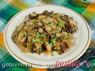 Тушеная капуста с фасолью и грибами.

капуста свежая - 1/4 кочана; 
грибы сушеные (белые или подберезовики) - 50г; 
фасоль белая консервированная - 1 банка; соус соевый, 
зелень петрушки и зеленый лук - по вкусу; масло растительное для обжаривания