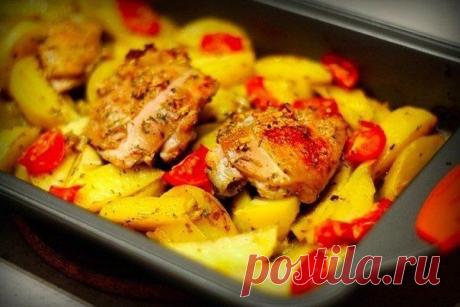 Курица, маринованная в кефире, запечённая с картофелем с травами и чесноком - Лучшие кулинарные рецепты интернета