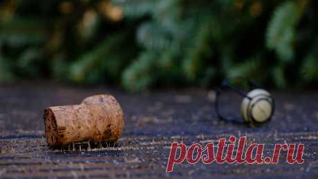 В Удмуртии мужчина изуродовал лицо посетительнице кафе бутылкой из-под шампанского. В Глазове мужчина изуродовал лицо местной жительницы в кафе. Об этом сообщили в пресс-службе полиции Удмуртии. Посетитель кафе ударил пустой бутылкой из-под шампанского 30-летнюю женщину, с которой недавно познакомился. Потерпевшая ...