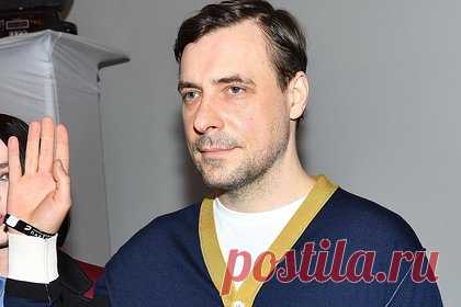 Актер Цыганов временно потерял память после удара на съемках. Российский актер Евгений Цыганов рассказал о травме, полученной на съемках фильма «1993». 44-летний артист заявил, что во время работы над сценой драки его «вырубили». Цыганов отметил, что тогда ударом задели нервное окончание челюсти, после чего он временно потерял память.