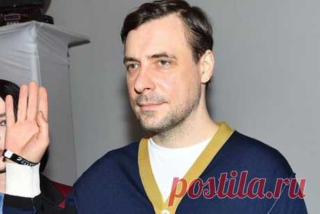 Актер Цыганов временно потерял память после удара на съемках. Российский актер Евгений Цыганов рассказал о травме, полученной на съемках фильма «1993». 44-летний артист заявил, что во время работы над сценой драки его «вырубили». Цыганов отметил, что тогда ударом задели нервное окончание челюсти, после чего он временно потерял память.