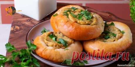 Ватрушки с картошкой и грибами Картофельное пюре с шампиньонами и обжаренным луком &mdash; отличная альтернатива привычной творожной начинке.ИНГРЕДИЕНТЫ:Ингредиенты для теста:Сухие дрожжи 10 гСахар 2 ч. ложкиМолоко 500 млЯйца 2 штукиСоль 1 ч. ложкаСметана 2 ст. ложкиМука 800–900 гРастительное масло 2 ст....