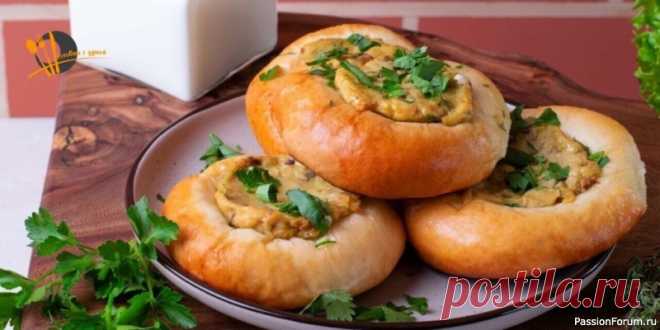 Ватрушки с картошкой и грибами Картофельное пюре с шампиньонами и обжаренным луком — отличная альтернатива привычной творожной начинке.ИНГРЕДИЕНТЫ:Ингредиенты для теста:Сухие дрожжи 10 гСахар 2 ч. ложкиМолоко 500 млЯйца 2 штукиСоль 1 ч. ложкаСметана 2 ст. ложкиМука 800–900 гРастительное масло 2 ст....