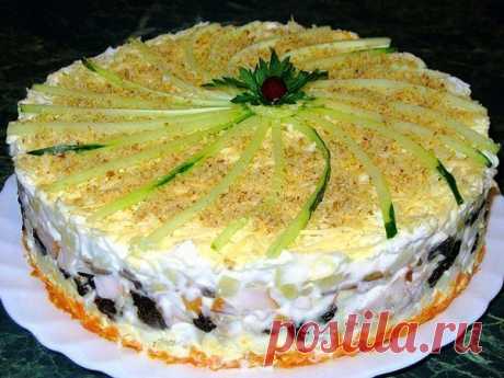Слоеный закусочный торт с копчёной курицей, черносливом и шампиньонами.