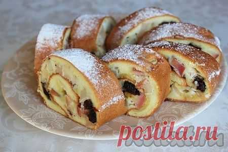 Рулет с яблоками или с другими фруктами.