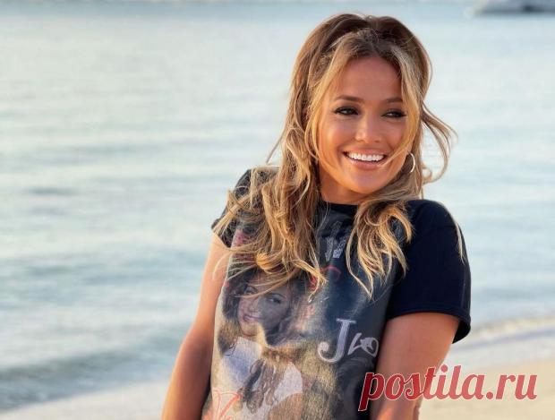 Три поколения семьи Дженнифер Лопес: певица показала красивое фото с мамой и дочерью