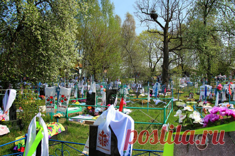 Когда ходят на кладбище — на Пасху или Красную горку? Когда ходят на кладбище в Троицу в воскресенье или субботу