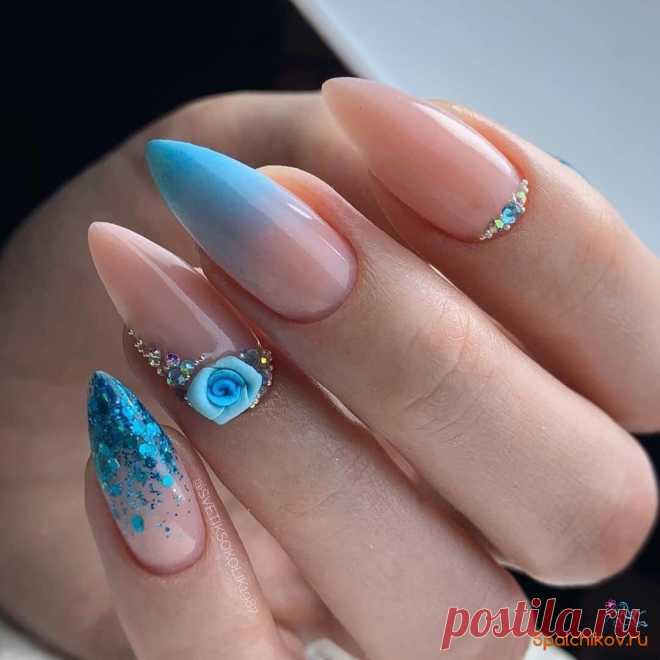 Комбинированный красивый маникюр градиент, блеск и цветы