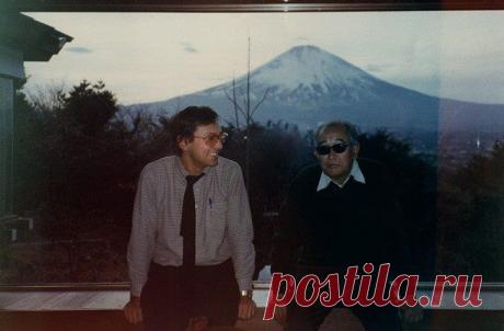 (6) Facebook
Ко времени «Первого учителя» на меня все большее влияние оказывал Куросава. Первым открытием был «Расемон», потом начались наши поездки с Тарковским в Белые столбы, где мы посмотрели «Семь самураев», «Трех негодяев в скрытой крепости», «Красную бороду», «Телохранителя». Это было время, когда мы писали «Андрея Рублева». Стилистика Куросавы у Тарковского во многом отложилась на этой картине, а у мен… Еще