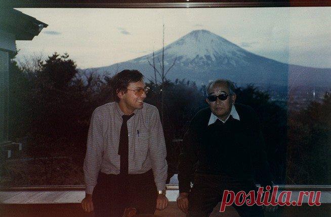 (6) Facebook
Ко времени «Первого учителя» на меня все большее влияние оказывал Куросава. Первым открытием был «Расемон», потом начались наши поездки с Тарковским в Белые столбы, где мы посмотрели «Семь самураев», «Трех негодяев в скрытой крепости», «Красную бороду», «Телохранителя». Это было время, когда мы писали «Андрея Рублева». Стилистика Куросавы у Тарковского во многом отложилась на этой картине, а у мен… Еще