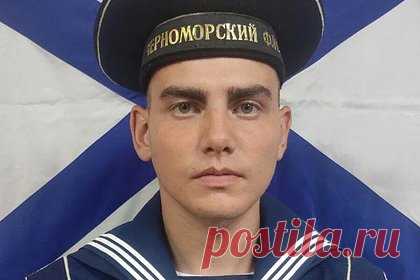 Заметившего беспилотник в Севастополе сигнальщика наградят. Радиотелеграфиста боевой части связи сторожевого корабля «Ладный» Черноморского флота матроса Артема Жильцова, который исполнял обязанности сигнальщика во время атаки беспилотников в Севастополе, наградят. Как рассказали в ведомстве, 29 октября в темное время суток Жильцов первым обнаружил неизвестный беспилотник.