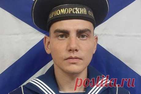 Заметившего беспилотник в Севастополе сигнальщика наградят. Радиотелеграфиста боевой части связи сторожевого корабля «Ладный» Черноморского флота матроса Артема Жильцова, который исполнял обязанности сигнальщика во время атаки беспилотников в Севастополе, наградят. Как рассказали в ведомстве, 29 октября в темное время суток Жильцов первым обнаружил неизвестный беспилотник.