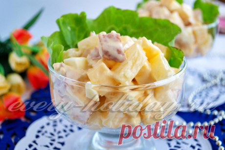 Салат с копченой курицей, сыром и ананасами