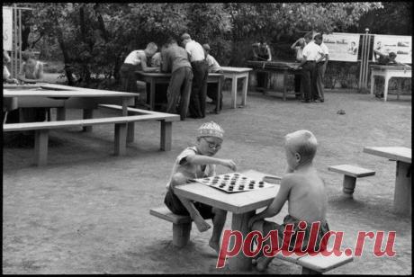 Дети играют в шашки в Парке Горького. Москва. РСФСР. СССР. 1954 год. / История цивилизаций!