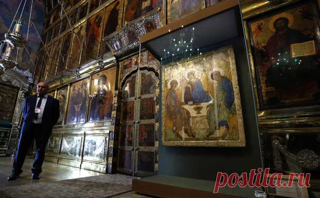 Патриарх заменил отстраненного из-за «Троицы» главу совета по искусству. У экспертного совета РПЦ по церковному искусству и реставрации сменился руководитель. Ранее от этой должности был отстранен протоиерей Калинин. Это произошло, после того как он выступил против размещения «Троицы» в ХХС