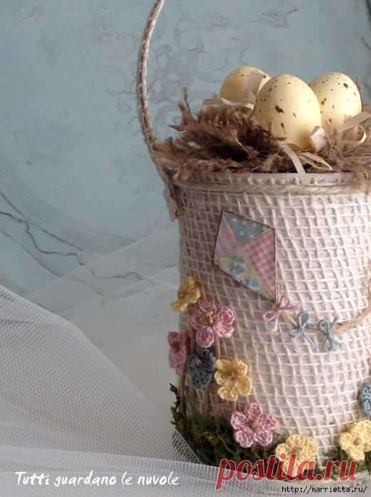 Цветочная корзинка из железной банки