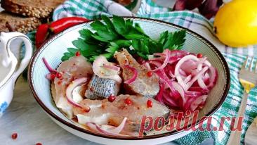 Пряная малосольная белая рыба с маринованным красным луком, которую после выдержки подают с растительным маслом и картофелем.