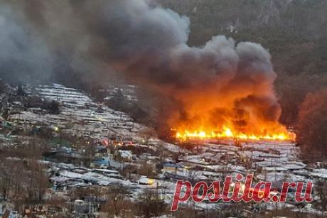 Из-за пожара в последней трущобе Сеула эвакуировали сотни людей. Около 500 человек были эвакуированы из-за пожара в деревне Гурен — одной из последних оставшихся трущоб в Сеуле. Пожар вспыхнул в пятницу, 20 января, в 6:28 по местному времени. По предварительным оценкам, около 60 домов сгорели дотла. На месте происшествия работают более 800 сотрудников служб реагирования.