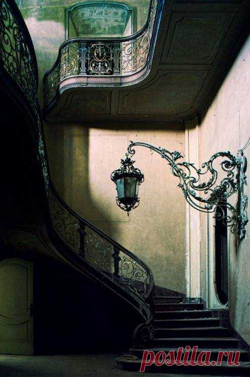Уж прям не знаю что изящней , фонарь иль лестничные марши в парижском вычурном подъезде / Старая фотография - история, люди, события, факты