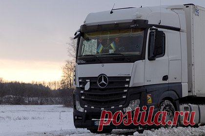 Польские протестующие с помощью фуры перегородили дорогу на Украину. Польские протестующие с помощью фуры перегородили дорогу в сторону Украины возле контрольно-пропускного пункта Дорогуск — Ягодин, который ранее были вынуждены разблокировать по требованию муниципалитета. Украинские водители заявили, что им не дают проехать под предлогом, что фура, перегородившая путь, сломалась.