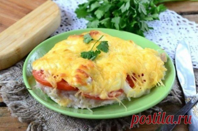 Куриное филе под шубой 

Ингредиенты: 

• Куриное филе - 300 г 
• Помидор - 1 шт 
• Картофель - 2 шт 
• Лук - 1 шт 
• Сыр - 100 г (у нас российский) 
• Натуральный йогурт - 2 ст. л 
• Соль, перец - по вкусу 

Приготовление: 

Куриную грудку ополосните под проточной водой и обсушите бумажными полотенцами. Разрежьте грудку вдоль пополам и слегка отбейте каждый ломтик с обеих сторон. Ломти должны получиться не слишком тонкими – примерно 1 см в толщину. Выложите грудки в жароп...