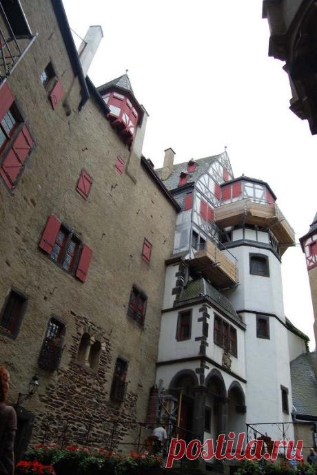 Пользователь adelaide apodaca сохранил этот пин на доску «Castles»
Burg Eltz Castle Looking Up | Pinterest