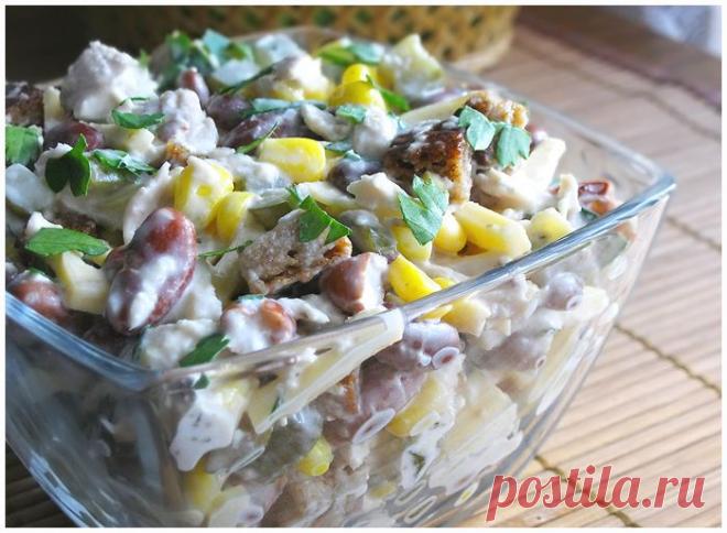 Салат с курицей, фасолью и сыром.