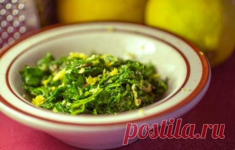 Гремолата — смелая и яркая итальянская приправа, которая оживит вашу трапезу. Она сделана из трех простых ингредиентов, которые, возможно, уже есть у вас под рукой: свежей петрушки, цедры лимона и чеснока. Возможно, самая выигрышная особенность гремолаты заключается в том, что она готова менее чем