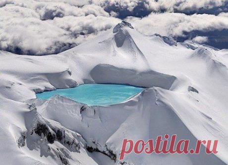 Изумрудное озеро в кратере потухшего вулкана, Национальной парк Тонгариро, Новая Зеландия