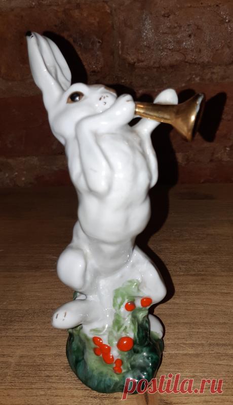 Статуэтка. Заяц играющий на трубе. СССР. Ломоносовский фарфоровый завод. 50е - 60е годы 20 век. 
Материал : фарфор глазурованный, надглазурная роспись 
Высота : 160 мм. Основание : 55 х 45 мм. 
Скульптор Е.И. Чарушин, художник Е.Н. Лупанова. 

Цена : 6000 ₽. 

Купить сейчас :

#Статуэтка #Заяциграющийнатрубе #СССР #ЛФЗ #50-60годы #20век