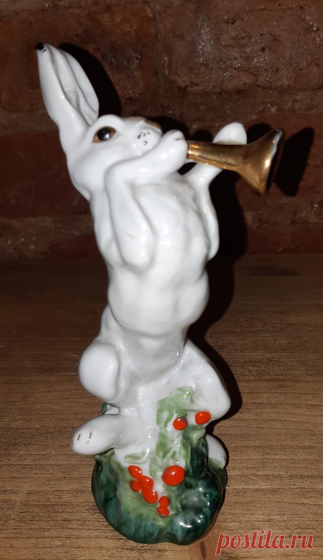 Статуэтка. Заяц играющий на трубе. СССР. Ломоносовский фарфоровый завод. 50е - 60е годы 20 век. 
Материал : фарфор глазурованный, надглазурная роспись 
Высота : 160 мм. Основание : 55 х 45 мм. 
Скульптор Е.И. Чарушин, художник Е.Н. Лупанова. 

Цена : 6000 ₽. 

Купить сейчас :

#Статуэтка #Заяциграющийнатрубе #СССР #ЛФЗ #50-60годы #20век