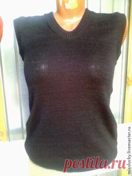 Мягкая, нежная жилетка связана из высококачественной Итальянской полушерстяной пряжи, удобная, классическая модель - подойдет как девочке, так и мальчику, можно носить с блузкой, рубашкой, водолазкой.
На заказ выполню другие размеры и любые цвета, срок изготовления при наличии нужного цвета пряжи - 1 день.