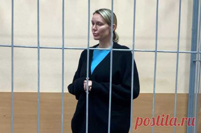 Бриллианты для Мисс Россия. Идут суды над хозяйкой ювелирного дома Darvol. Очередной суд по иску к владелице ювелирного дома Darvol Спиридоновой был отложен. Меж тем представители столичного бомонда — истцы и потерпевшие, проходящие по ее уголовному делу — лишились миллионов, заказав у нее бриллианты.