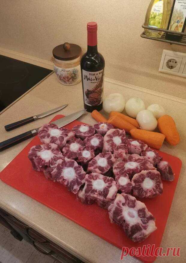 Говяжий хвост - БУДЕТ ВКУСНО! - медиаплатформа МирТесен Говяжий (бычий) хвост очень ценный продукт. Не пользуется большой популярностью, поэтому относительно не дорого стоит. Хвосты бывают разные, жирные и не очень.Хвост топором не рубим, разрезаем по суставам, хрящ хорошо режется. Лук, морковь, хвост обжариваем, что бы усилить вкус. Далее поступить