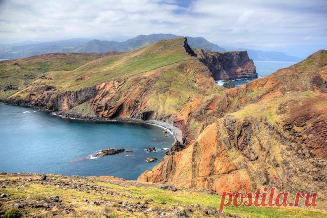 Райское место на земле, о котором многие знают только по-наслышке. Остров Мадейра в Атлантическом океане - остров вечной весны, остров цветов - как только его не называют! Он завораживает красотой своих пейзажей, чистейшим воздухом и умиротворенностью. Кто здесь побывал хоть раз стремится сюда вернуться вновь и вновь!